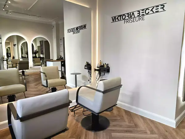 Moderner Friseursalon mit Spiegeln, Stühlen und Logo „Viktoria Becker“
