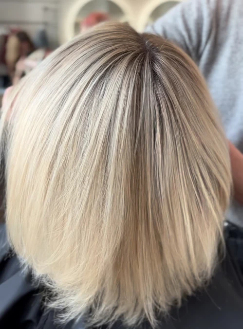 Blonder Bob-Haarschnitt mit Ansatz und Highlights im Friseursalon, Rückansicht