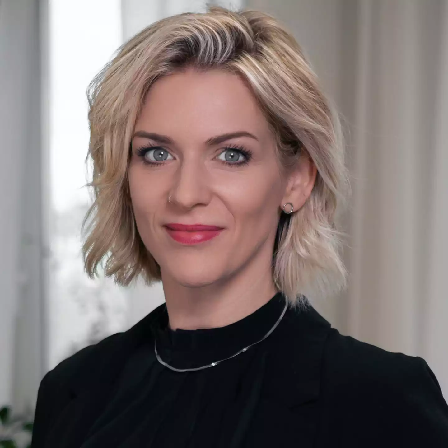 Porträt einer blonden Frau im Business-Look, professionelles Headshot im Büro