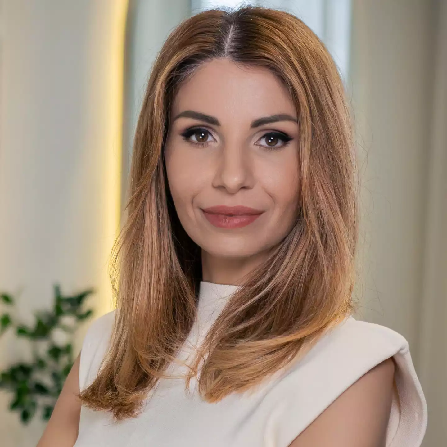 Porträt einer Geschäftsfrau mit langen Haaren im modernen Büro, Headshot